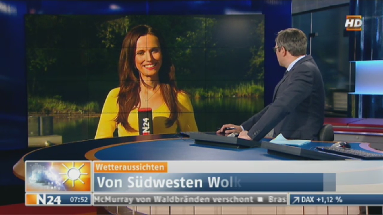 TV Moderatorin Susanne Schöne on air Außendreh Berlin