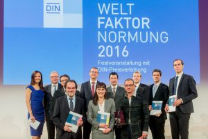 Eventmoderatorin / Eventmoderator Susanne Schöne für die DIN Gesellschaft in Berlin, finales Abschlussbild mit allen Siegern des Jahres 2016
