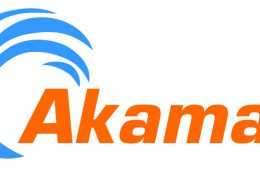 Moderatorin Susanne Schöne moderiert einen Kongress für Akamai