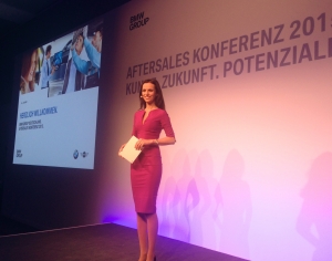 Automobil Moderatorin Susanne Schöne moderiert eine Konferenz für BMW in München Bayern. Buchen Sie die erfahrene Eventmoderatorin gerne auch für ihre Veranstaltung in Hamburg, Köln, Stuttgart oder Berlin