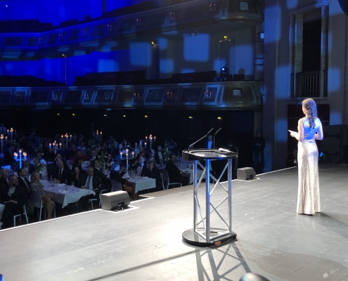 Galamoderatorin Susanne Schöne aus München moderiert den TYPO3-Award in Berlin