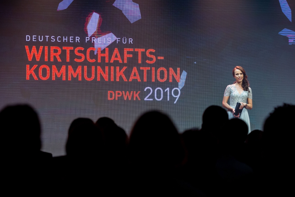 Moderatorin Susanne Schöne aus München moderiert eine Preisverleihung in Berlin