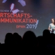 Moderatorin Susanne Schöne aus München moderiert eine Preisverleihung in Berlin