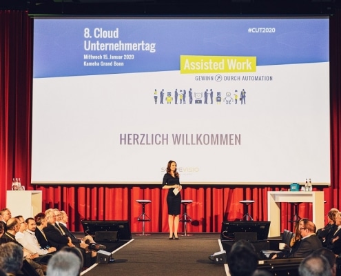 Moderator Susanne Schöne für Themen rund um Digitalisierung IT Robotics & Künstliche Intelligenz moderiert eine Event zum Thema Cloud in Köln Bonn