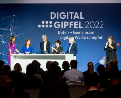 Moderator Susanne Schöne aus München moderiert zum Thema Digitalisierung in Berlin