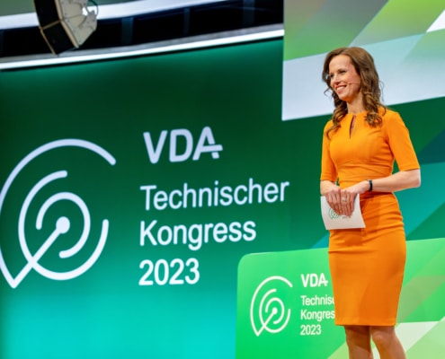 Moderatorin für Automobil Themen Susanne Schöne aus München moderiert für den Verband VDA den Technischen Kongress 2023 in Berlin Deutschland