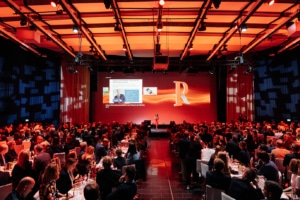 Galamoderatorin Susanne Schöne aus München moderiert hier die PR Report Awards im Kosmos Berlin
